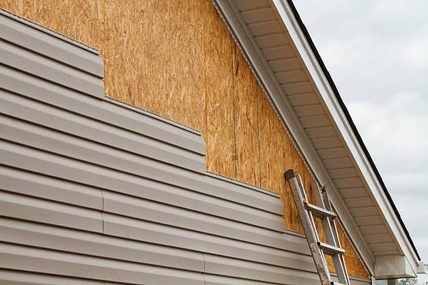 Professional Vinyl Siding technician working in Middletown, OH